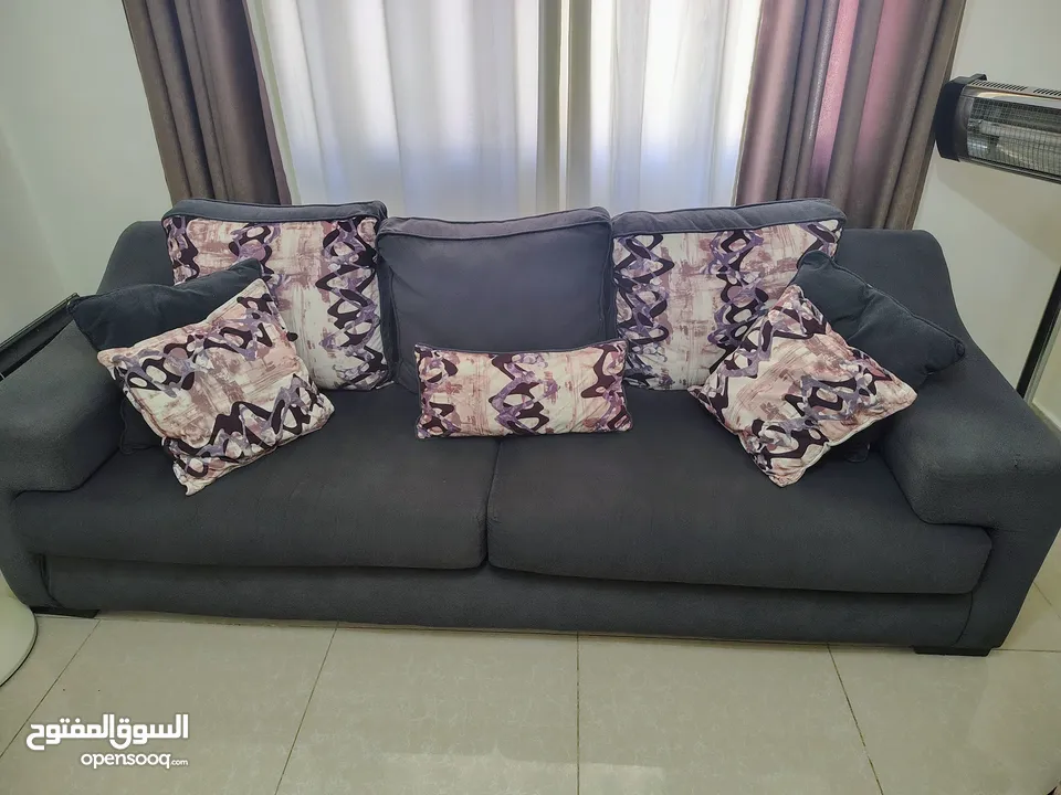 طقم كنب 7 مقاعد بحالة جيدة البيع بسبب السفر ثلاثية وثنائية و2 مفارد
