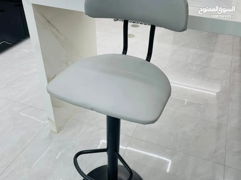 كراسي بار عالية أنيقة    متوفرة بعدة ألوان تناسب كل الأذواق  تصميم مريح وعصري