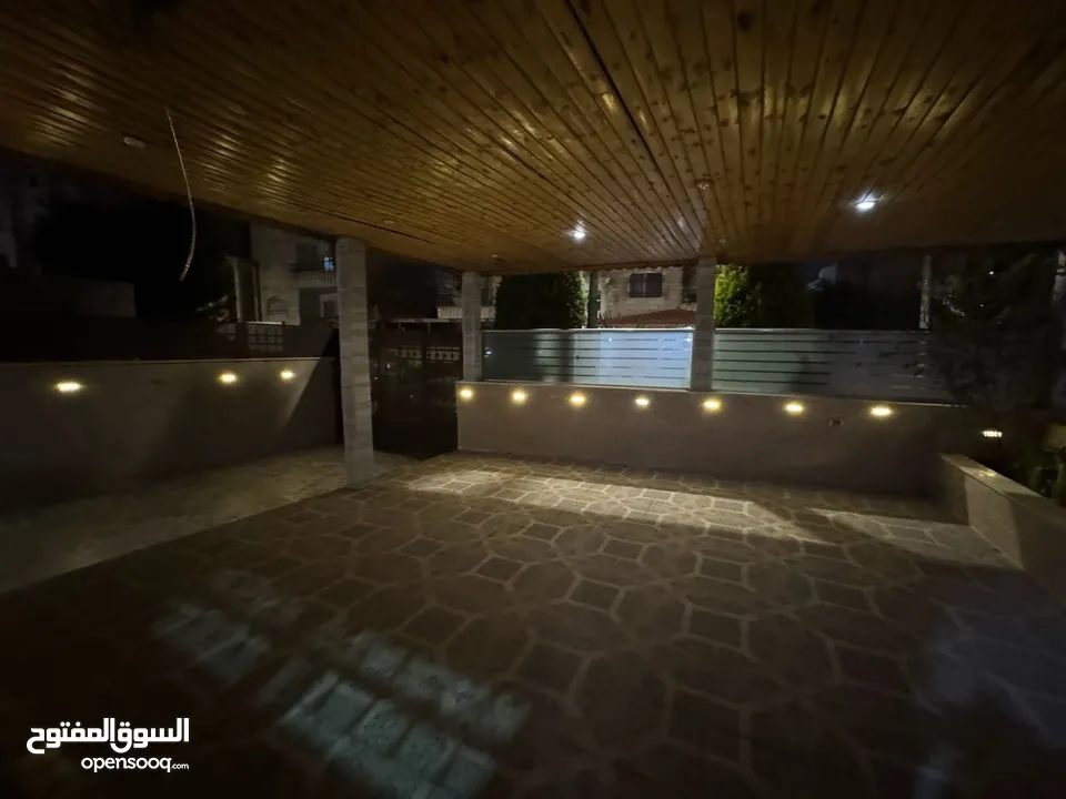 شقة أرضية سوبر ديلوكس مع ترس وكراج خاص منطقة جميله وقريبة من الأسواق والخدمات 3 مداخل
