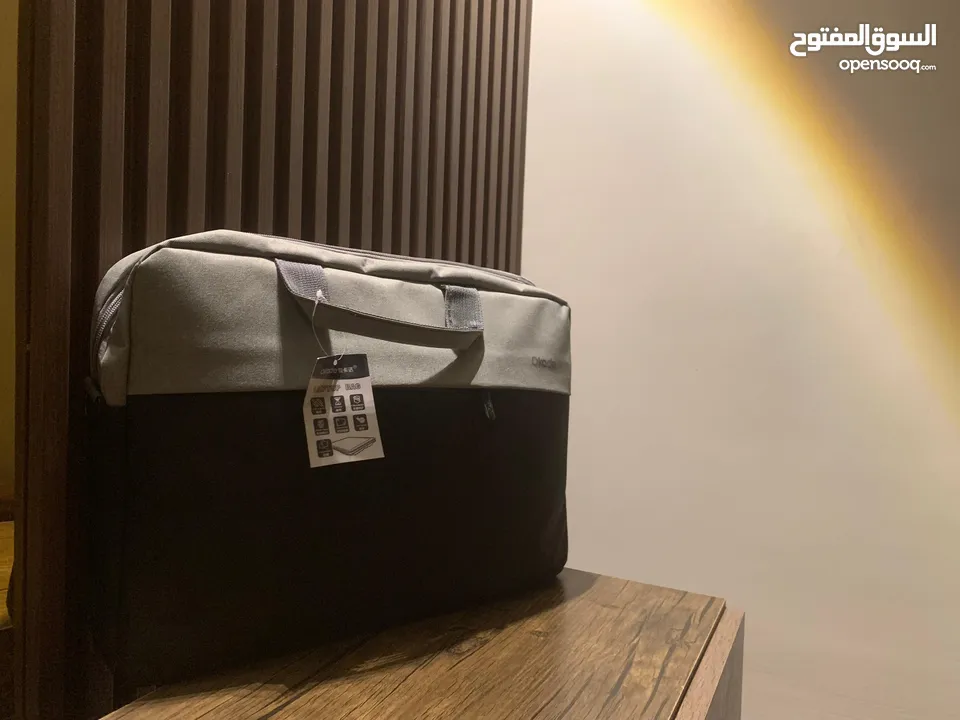 شاشة كبيرة جدا Macbook pro 16 inch  (شبه جديد مع كرتونة) شاحن جديد من ابل ومكفول بسعر مغري جدا