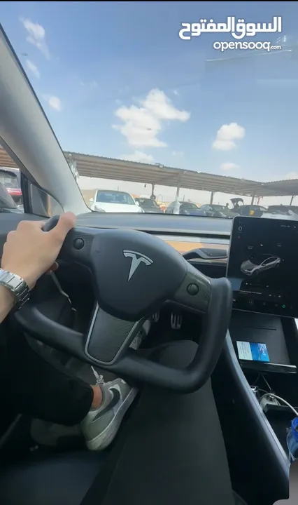 Tesla yoke steering