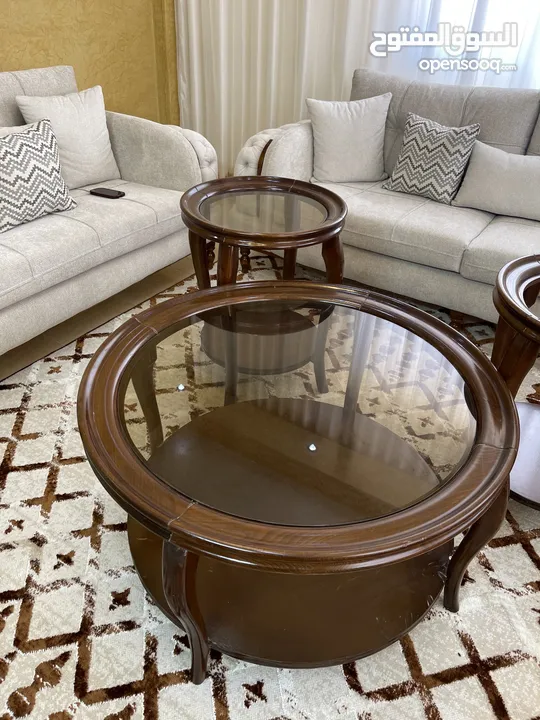 طاولة وسيطة دائرية  مع زاويتين