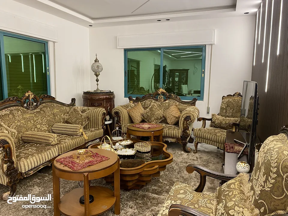 كنب غرفة ضيوف سبع مقاعد بحالة جيدة للبيع