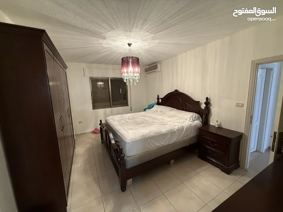 شقة مميزة طابق ثالث مع روف 3 غرف نوم 3 حمامات مفروشة للبيع