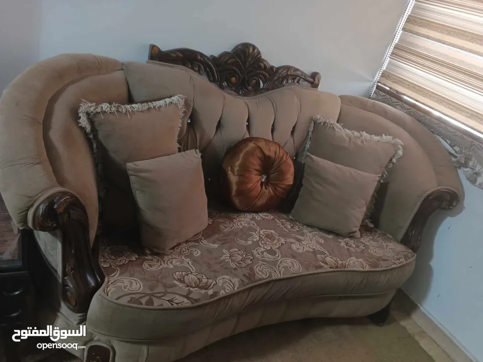 طقم كنب بحالة ممتازه خشب زان