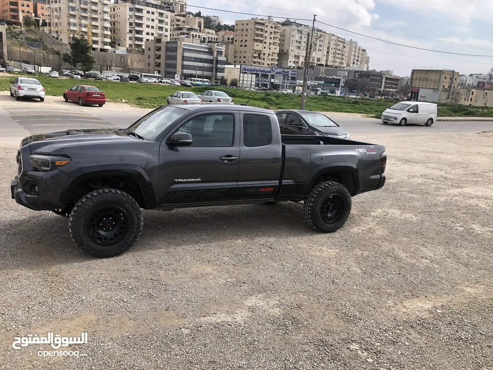 تويوتا تاكوما 2017  كابينة و نص مميز غيار عادي 4x4   بحالة ممتازة من المالك.