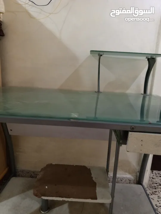 طاولة كمبيوتر بحالة ممتازة زجاج ولا كسر