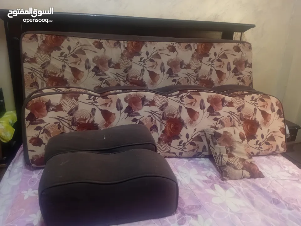 3 فرشات للبيع ضغط 16 ومراكي ومخدات وطاوله جديده