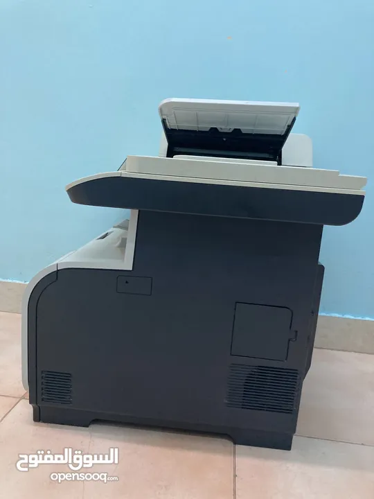طابعة اتش بي ليزر ملونة مع نسخ سكانر وتطبع على الوجهين وحبرها ممتلئ