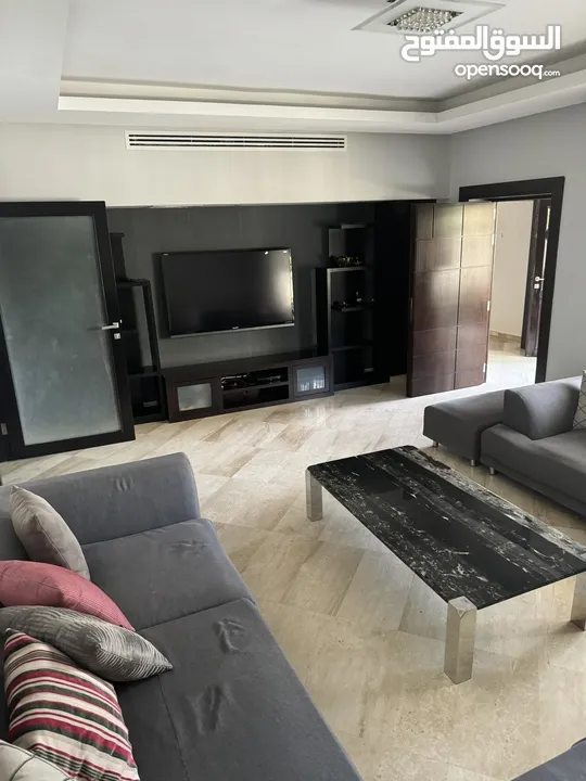 شقة ارضية طابقية بمساحة 399 متر2