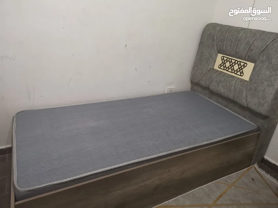 تخت مفرد هيدروليك مع للفرشه 110 دينار