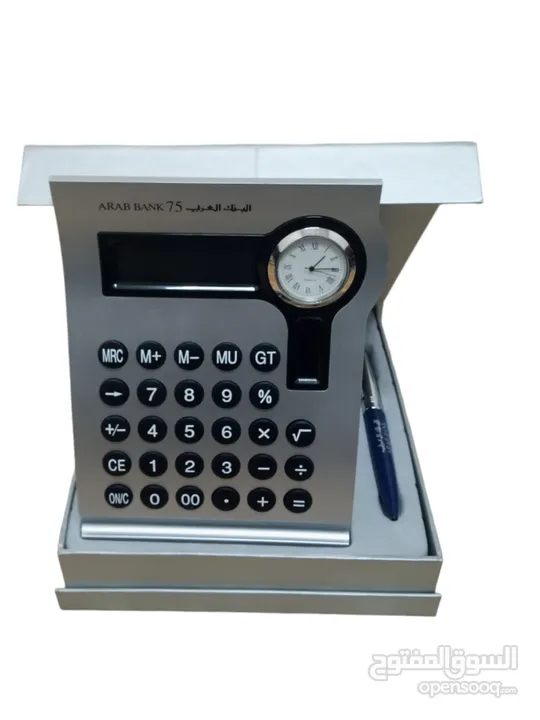 آلة حاسبة مكتبية مع قلم فاخر البنك العربي جديدة غير مستعملة.