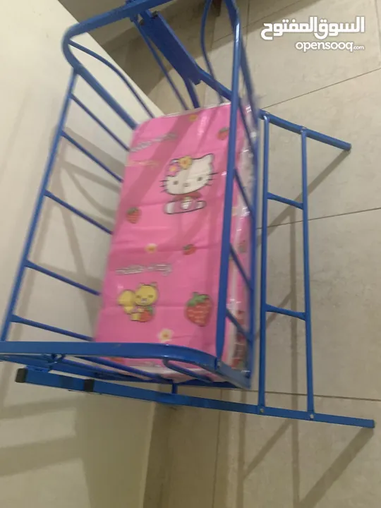 سرير اطفال مع فرشة ( استخدام بسيط جدا حوالي شهرين)