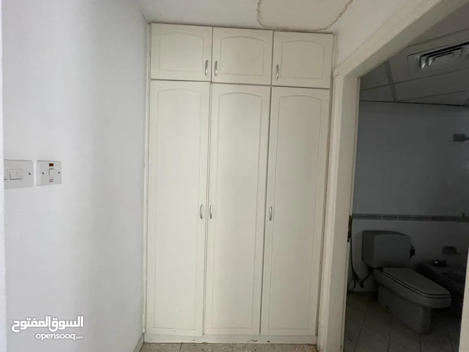 (محمود سعد) شقة للايجار السنوى 3 غرف و صالة مع غرفة خدامة المجاز اطلالة بحرية  -تكييف مجاني