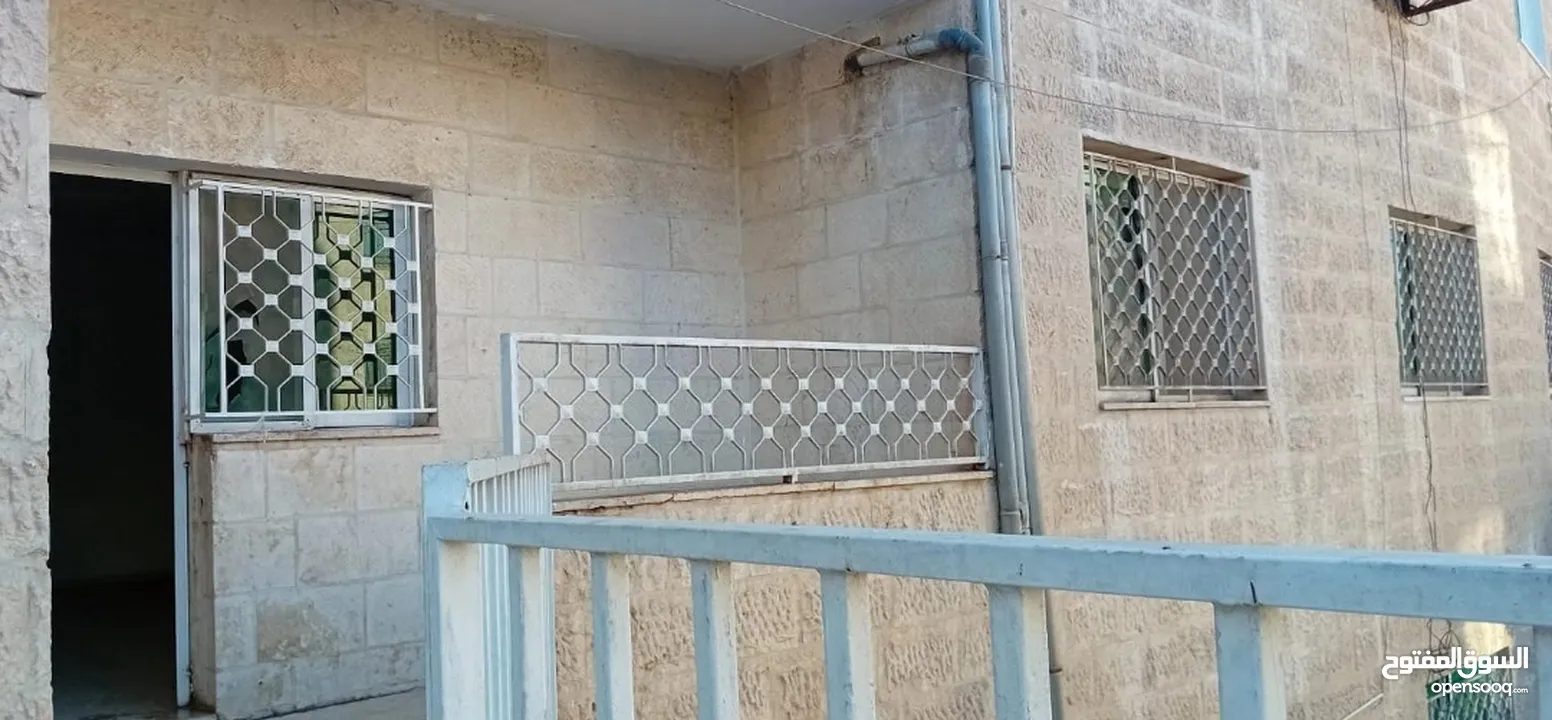 بيت طابق أرضي في محافظة الزرقاء بسعر مغري جدًا، والتواصل من خلال المالك مباشرة دون وسائط