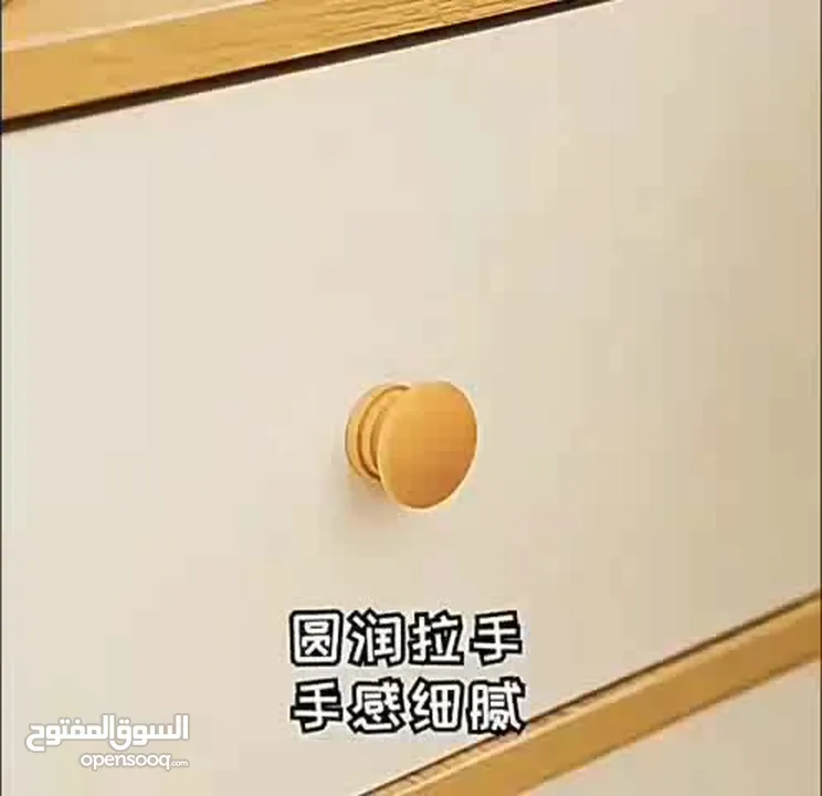 مزنزن خشبي فاخر بتصميم عصري وراقي يضيف لمسة فخامة وأناقة لأي غرفة معيشة  يجمع بين الجمال العملي .