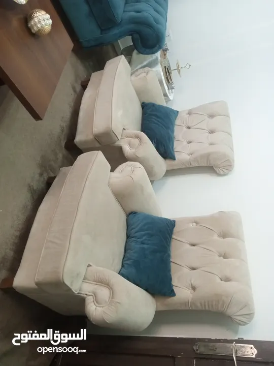 غرفة ضيوف و طاولت سفره
