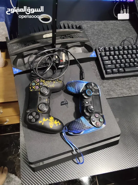 السعر قابل للتفاوضps4 slim للبيع بحالة ممتازة