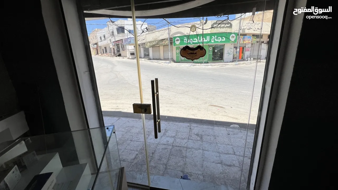 ‎ عدة محل هواتف " اثاث فقط" للبيع جاهز جميع المحل