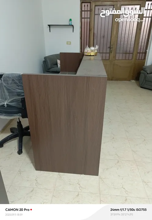 كنب بالإضافة الى مكتب وكرسي
