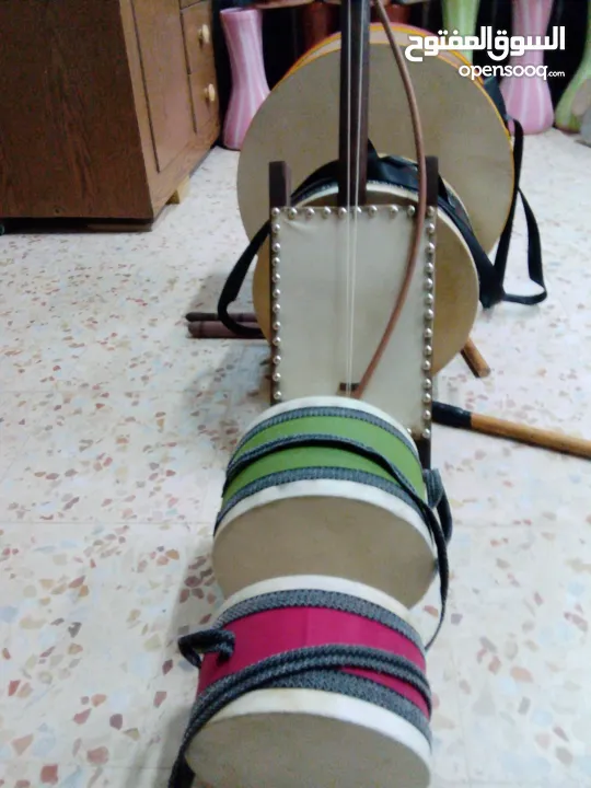 مجموعة متنوعة من الالات الموسيقية من الجلد الطبيعي وشغل يدوي 100%