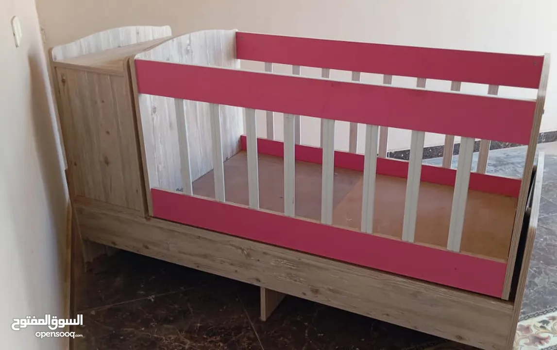 سرير اطفال للبيع  استعمال بسيط الملاحظه يوجد كسر بسيط من تحت ولكن يخدم مفيش شي فيه