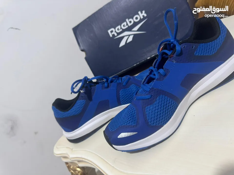 حذاء رياضي أزرق من Reebok، خفيف، بتهوية جيدة ونعل مريح بتقنية Memory Tech.