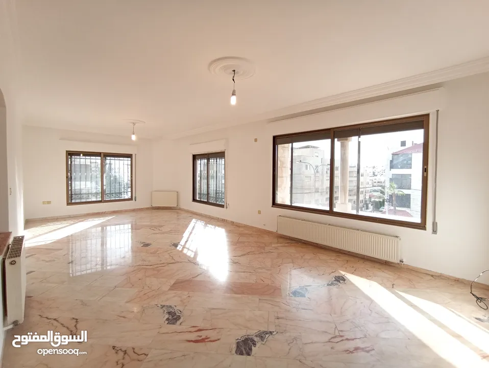 شقة غير مفروشة للإيجار 300م2 ( Property 19203 )-175107091