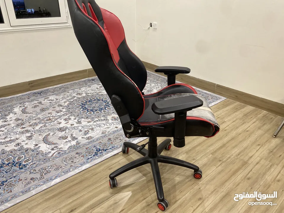 كرسي احمر واسود DXRACER للبيع