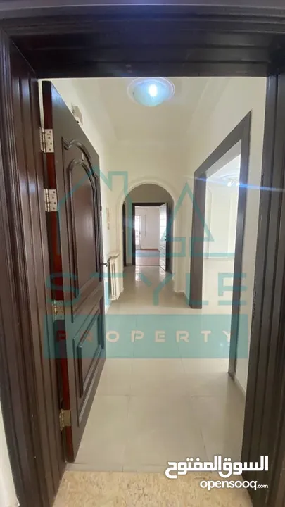 شقة طابق اول في عبدون قرب الملكية الاردنية للايجار مساحة الشقة 225 متر مربع.