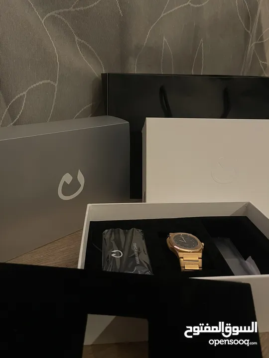 للبيع ساعة يد نون اوفيشال الفاخرة  For sale a luxurious official Noon watch. نسائية ورجالية  Unisex