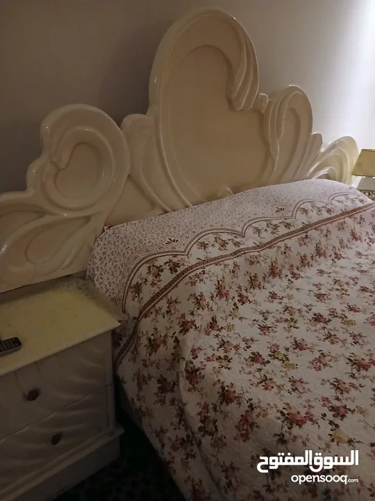 غرفة نوم خشب ممتاز .. بحالة جيدة سبب البيع التغيير  السعر قابل للتفاوض للجادين