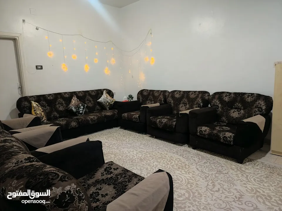 طقمين كنب جلوس بتصميم جديد وألوان جديدة وترندي مستعمل بحالة الجديد ممتاز ومريح للجلوس