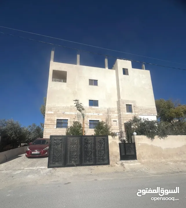 بناية سكنية 3 طوابق مطله للبيع في خشافية الشوابكة