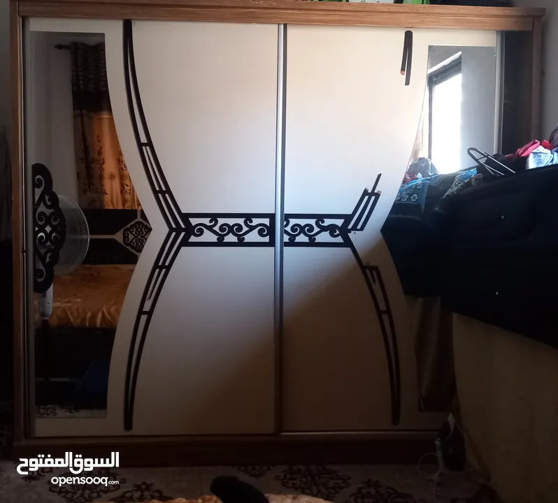 غرفة نوم بحالة جيدة