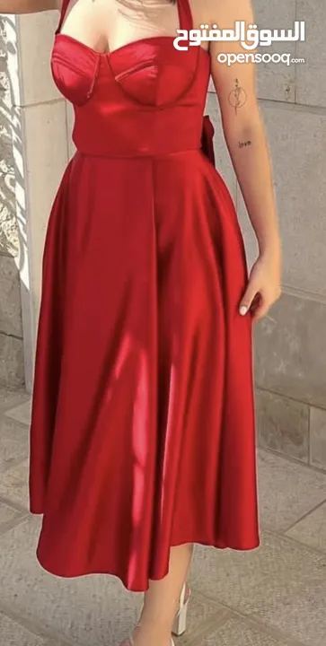 فستان الاحمر الجذاب