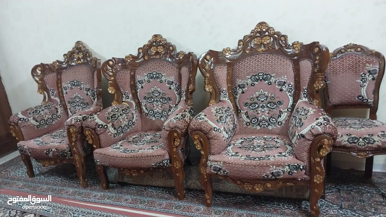 طقم عرفة ضيوف للبيع حفر خشب ثقيل بحالة جيد جدا