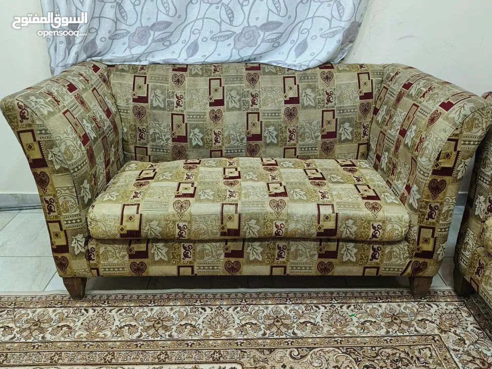 طقم كنب بحاله جيده خشب سويد 5سم