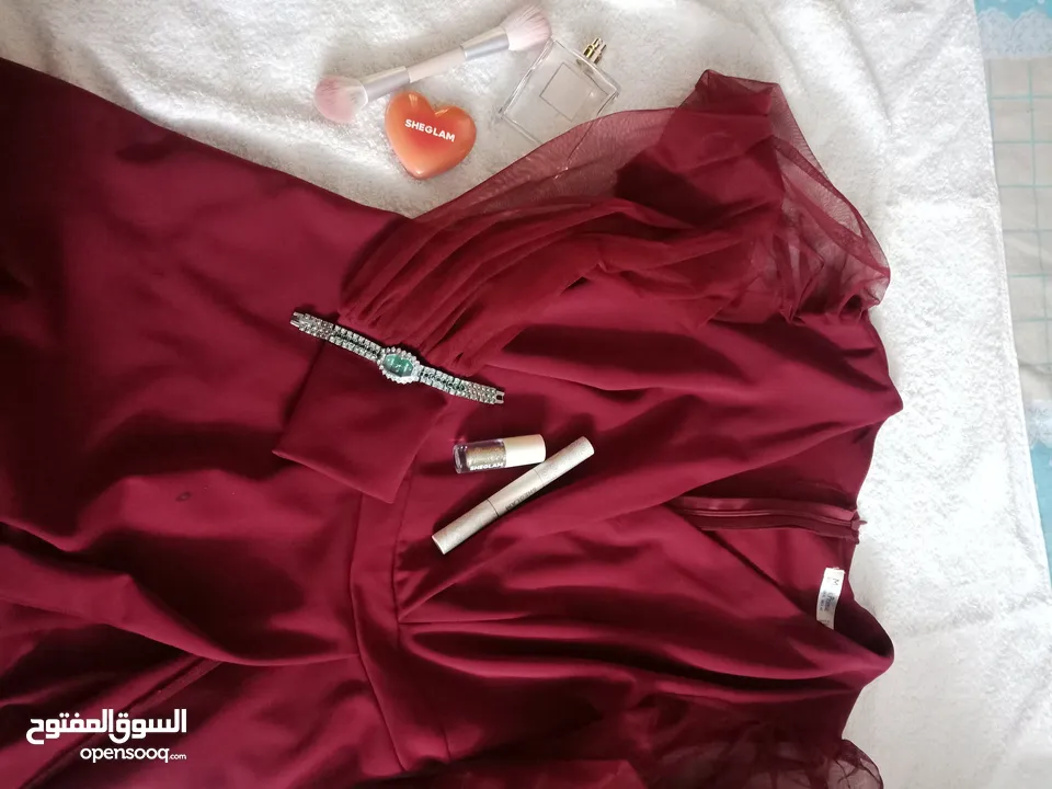 فستان سهرة ناعم  لون برغندي  قصة كريس  للبيع