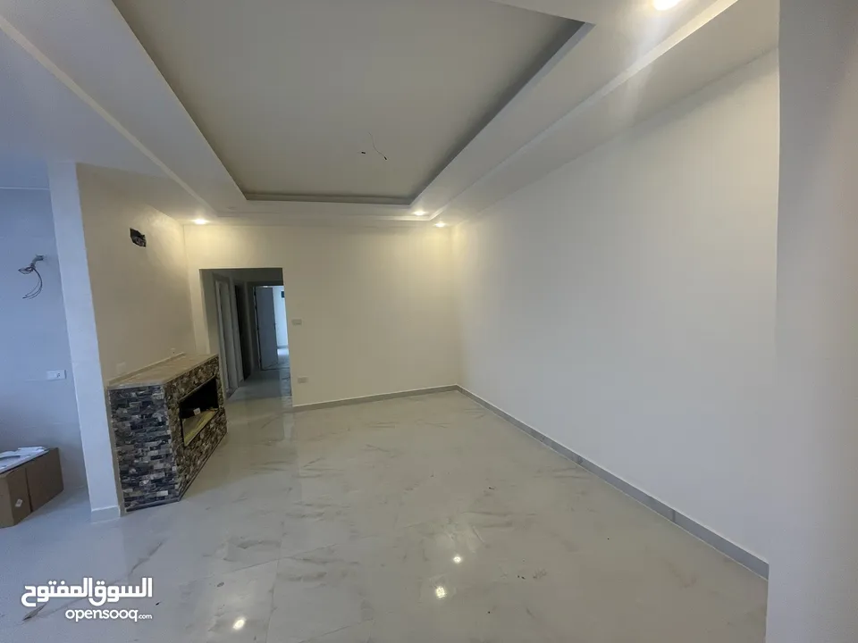 شقة جديده للبيع  طابق ثاني دوار الثقافة خلف اربد مول الجديد شارع البتراء