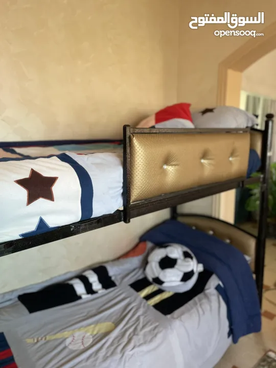 سرير طابقين حديد بحالة ممتازة وبسعر مناسب جداً