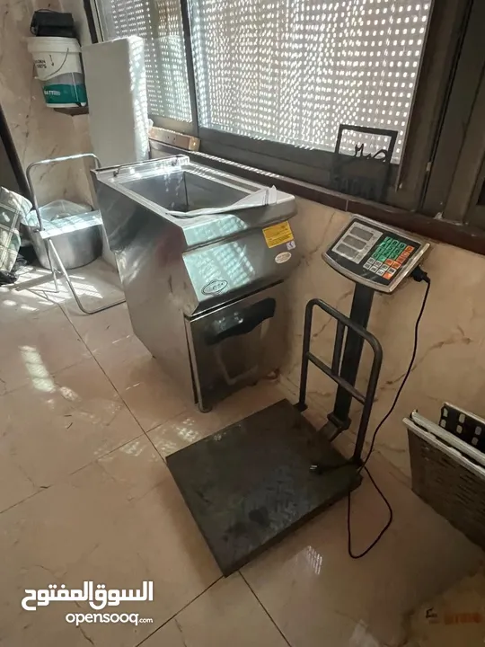 عدة مطعم وشاورما جاهزة للبيع شبه جديدة مع كفالتها