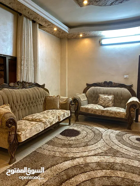 كنب  باللون البيج المميز للبيع بسعر مناسب