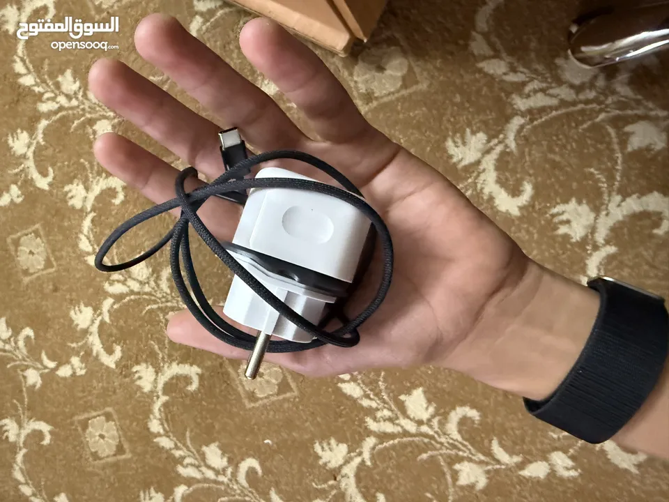 ايباد m4 13 inc مشحون 5 مرات ولاشي فيه مفتوح كرتونه الجهاز
