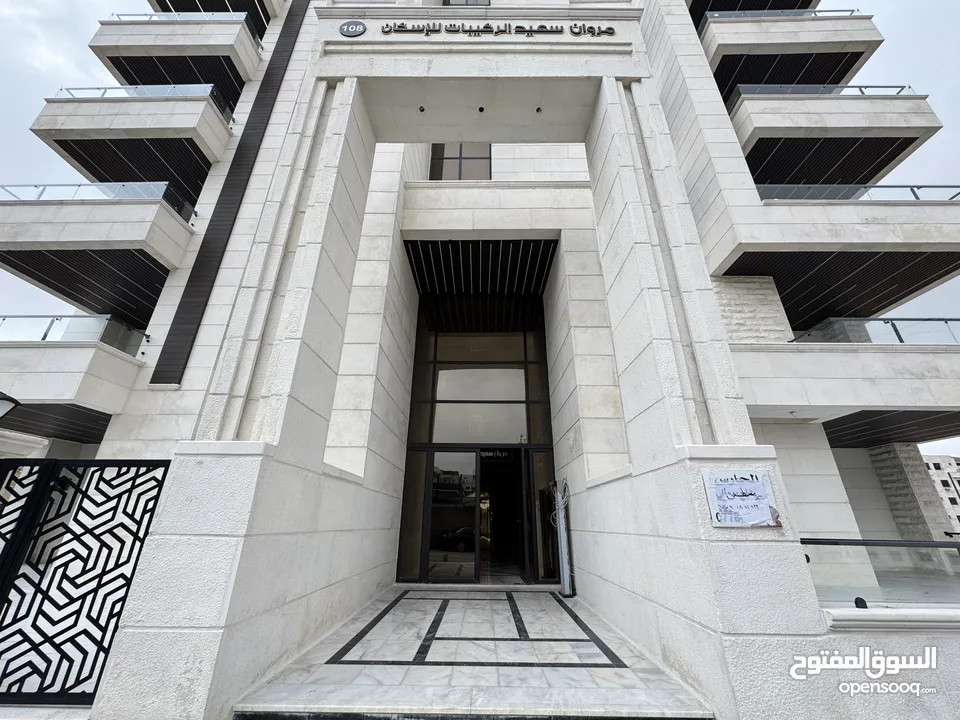 شقة مميزة طابق اول بأجمل مناطق خلدا مساحة واسعه 240م بسعر مميز