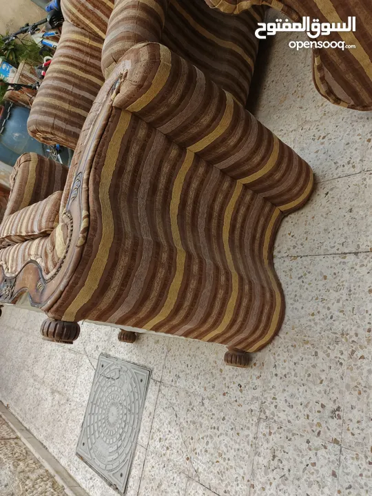 كنب كلاسيك للبيع من اربع قطع مناسب لصالون ومناسب غرفة جلوس ومناسب لغرفه ضيوف خشب اوزان ابيض
