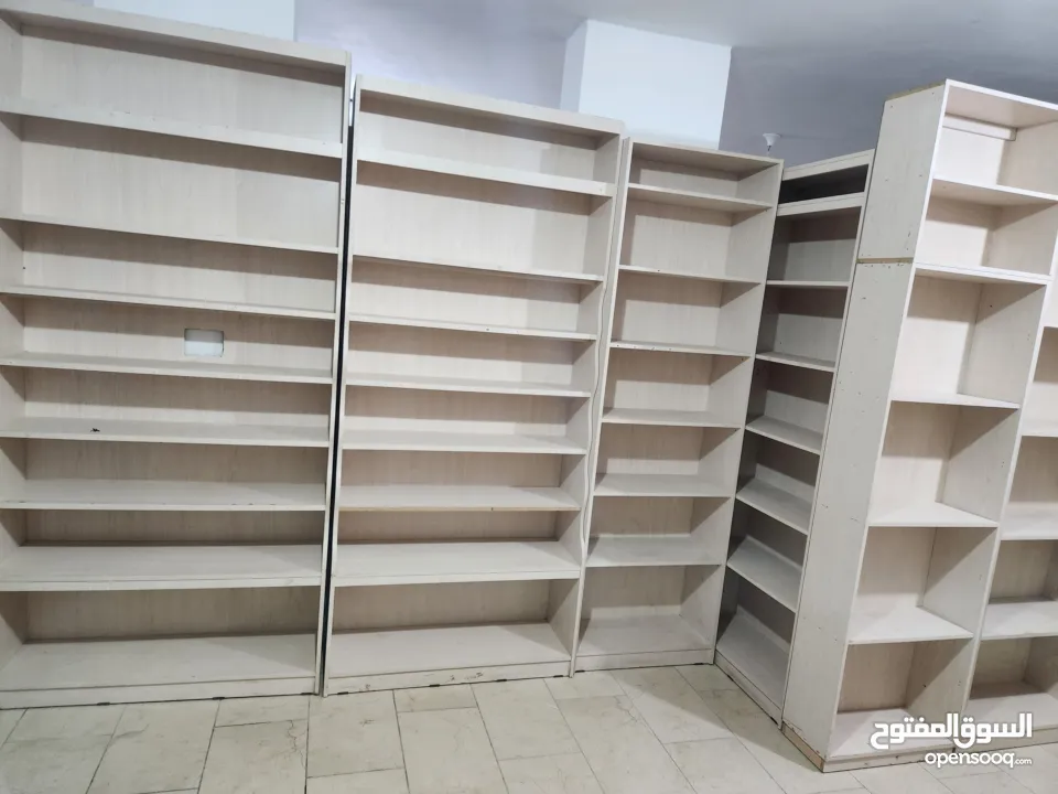ديكور محمص شبه جديد مع رفوف وباترينه 2 متر وكراسي مكتب كلف تفصيل 15 الف شيكل البيع بسبب السفر بسعر ح
