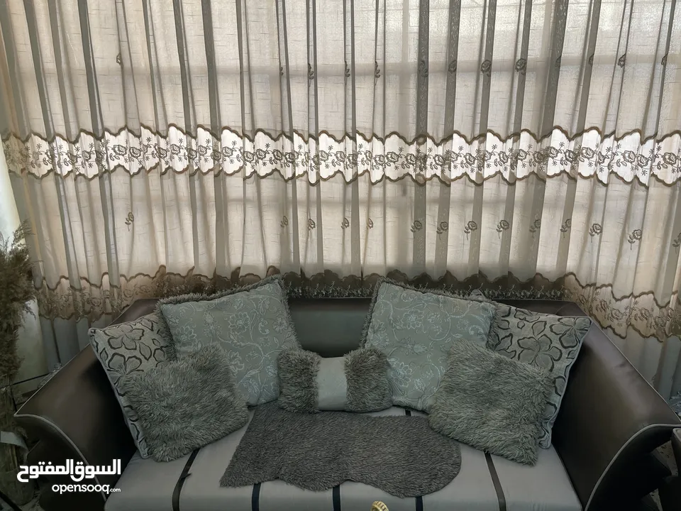 طقم كنب فاخر مستعمل + طاولة وسط + طاولتين جانبيتين + سجاد + برادي للبيع