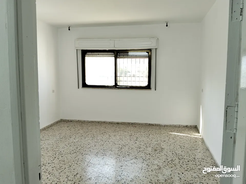 شقة للايجار حلحول الشارع الرئيسي