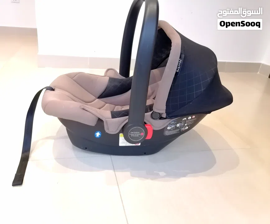 كرسي سيارة للأطفال من شركة juniors